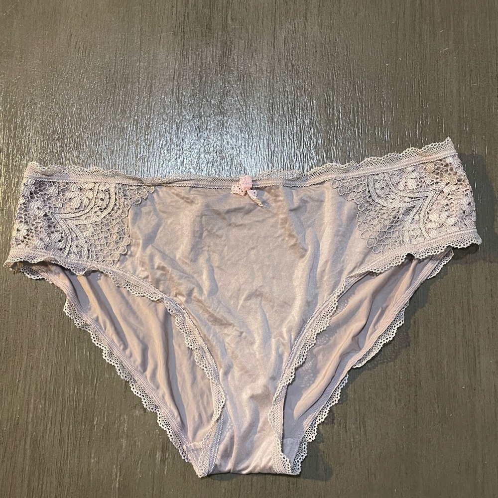 Vintage Victoria’s Secret lace microfiber classic panty. Size Large. Hiphugger